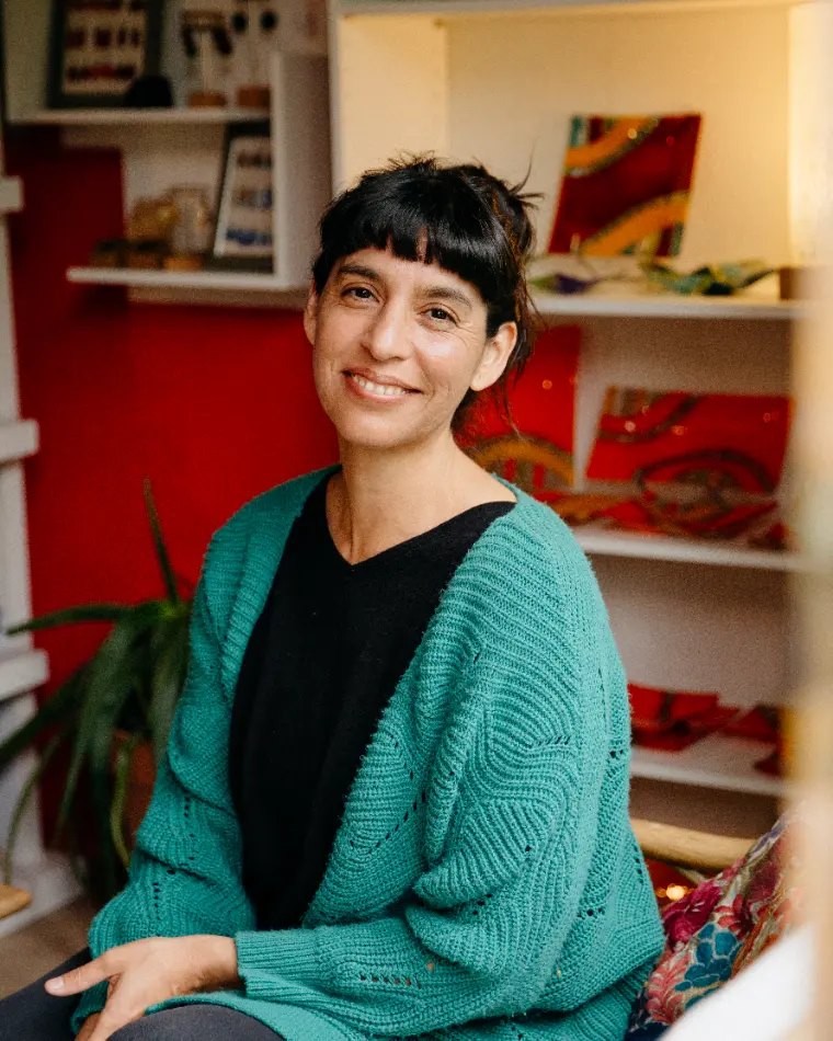 Portrait de Fran, artisane verrière, souriante dans son atelier de Guipry-Messac
